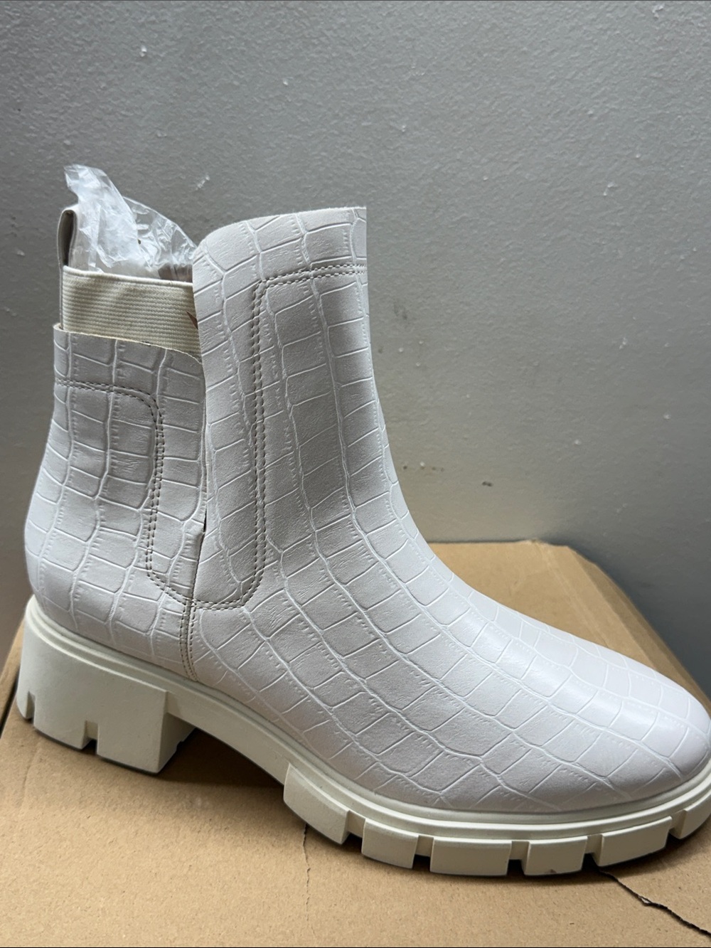Journee Collection JEEVA  IVORY Croc-Embossed Lug Sole Chelsea Bootie Size 7.5